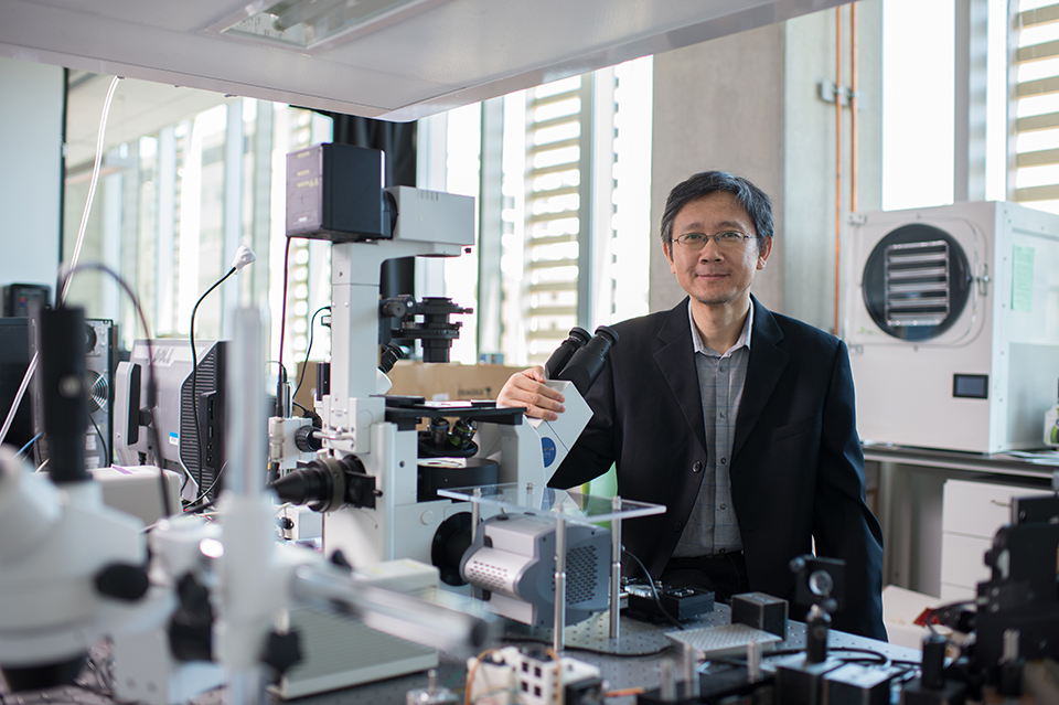 Dr. Li in his lab