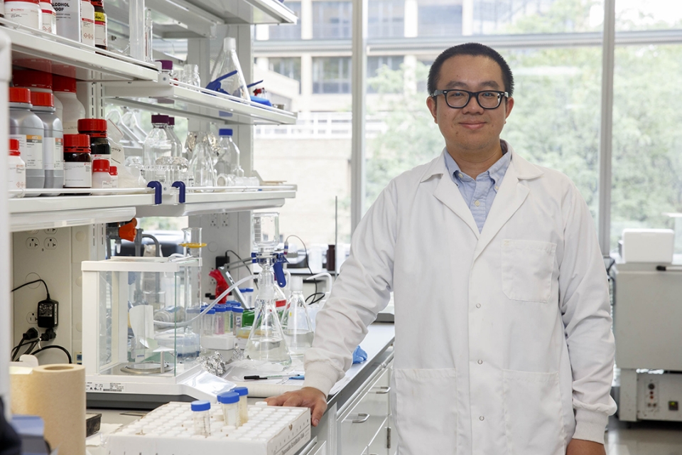 Danmeng Shuai in his lab